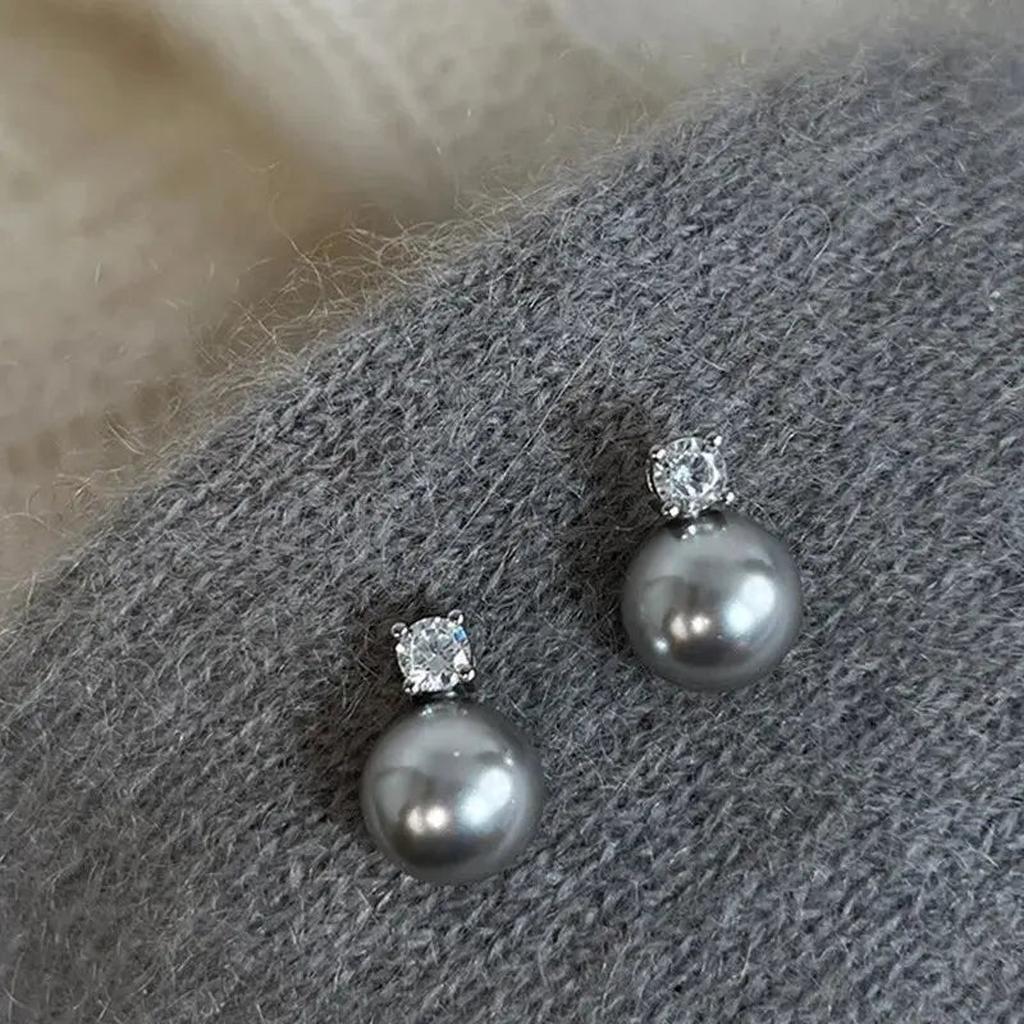 Elegáns fekete gyöngy fülbevaló cirkóniákkal