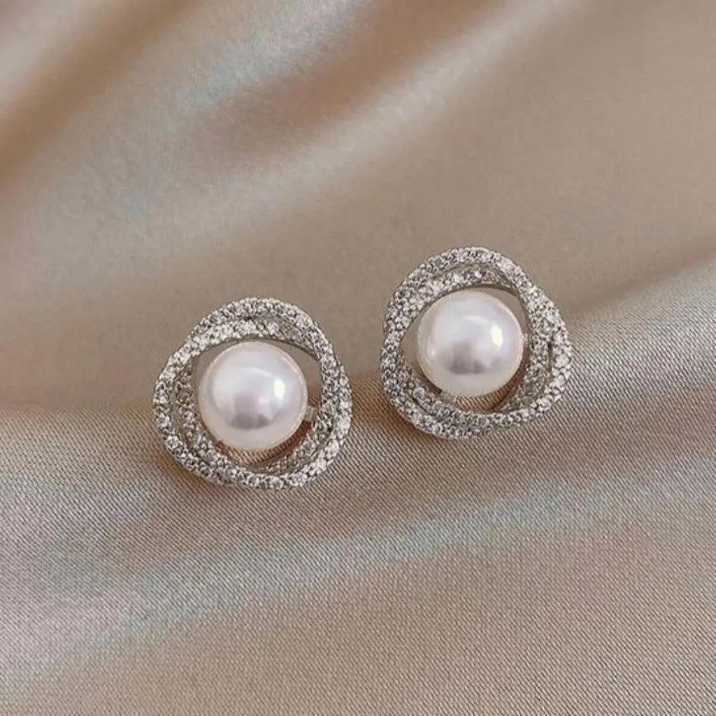 Ragyogó spirál fülbevaló elegáns gyönggyel